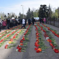 Kytice před Domem odborů v Oděse 2.5.2021 položené na památku obětí tehdejšího fašistického masakru.