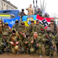 Vojenská jednotka bataluionu AZOV, která je dnes součástí ukrajinské státní armády s fašistickým praporem